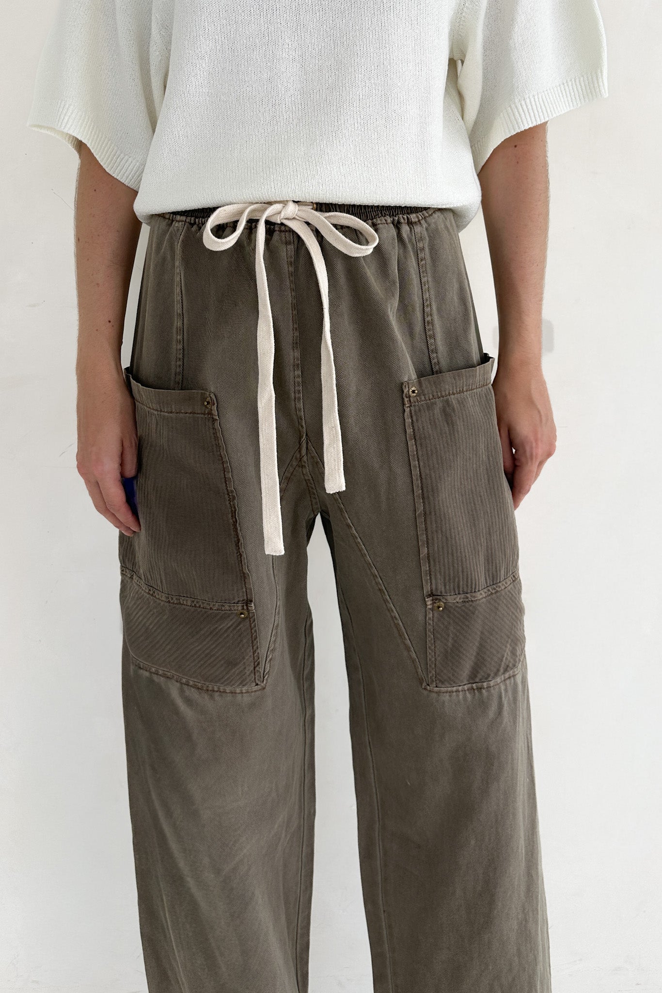 Foundry Patch Pocket Cotton Pants in Moss - Neutral Ground