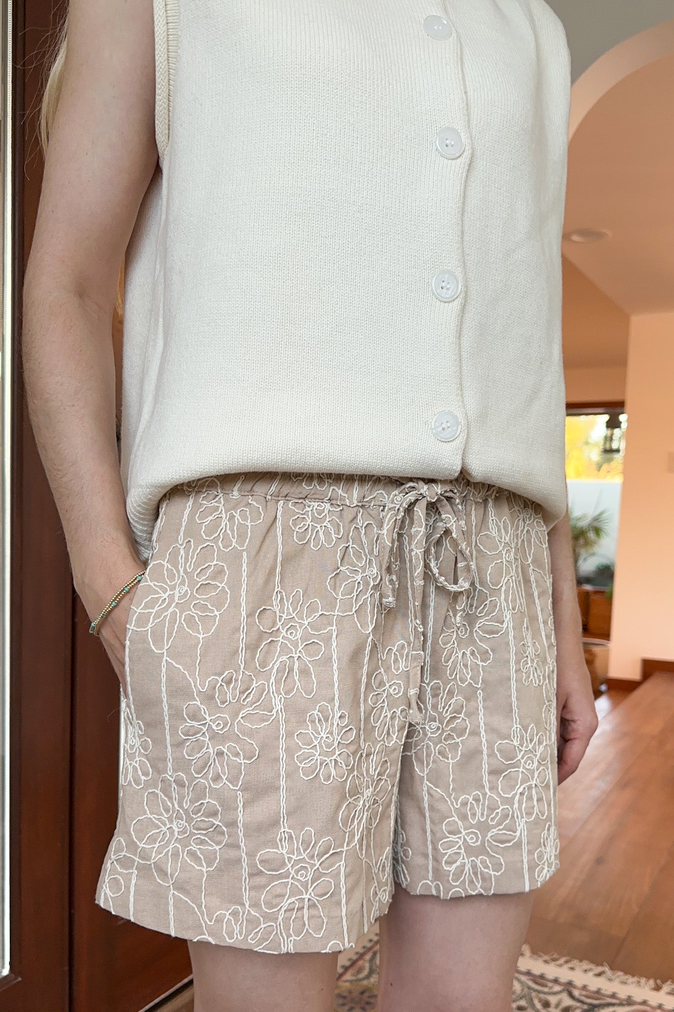 Maui Floral Embroidered Shorts - Neutral Ground