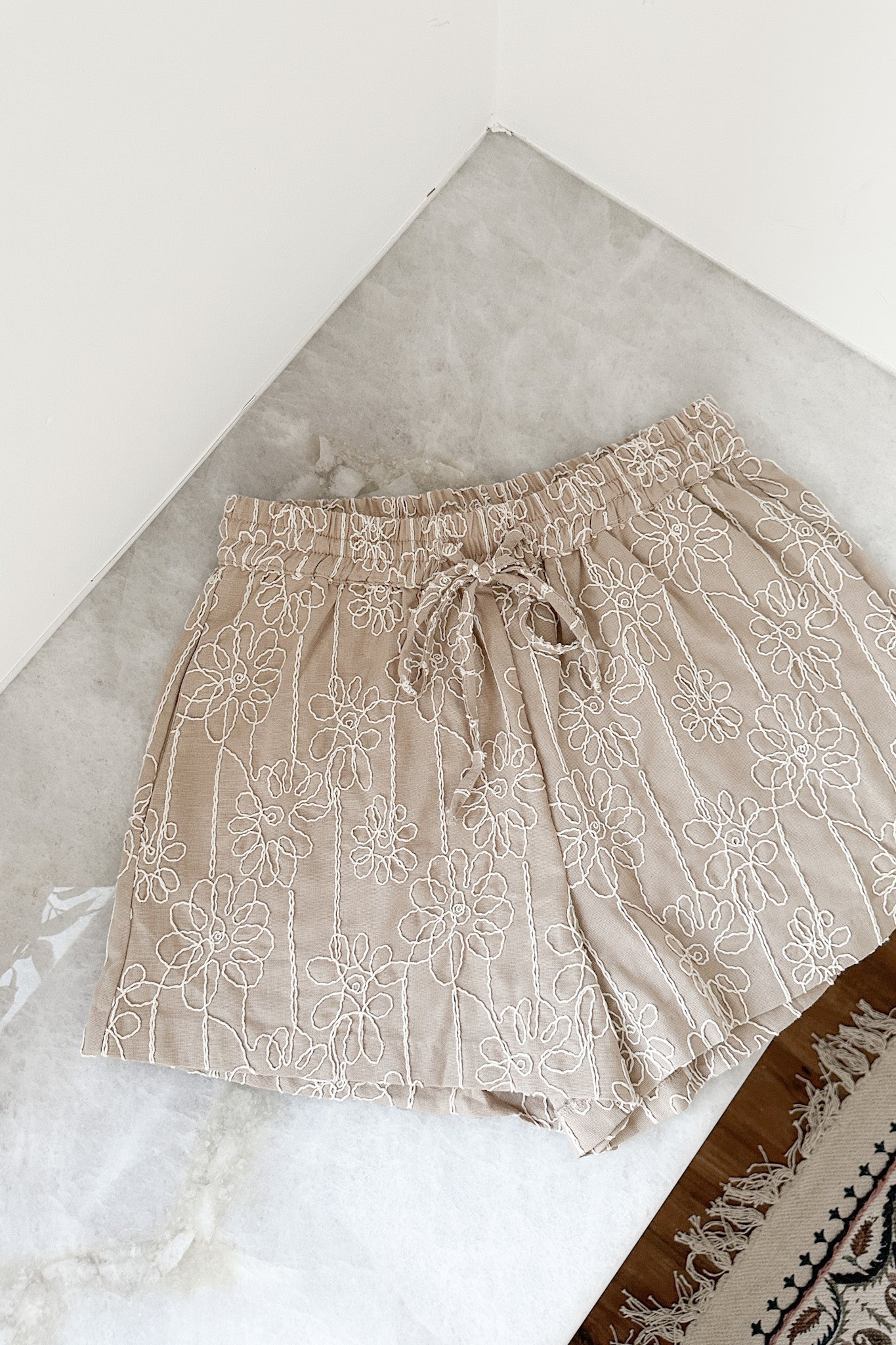 Maui Floral Embroidered Shorts - Neutral Ground