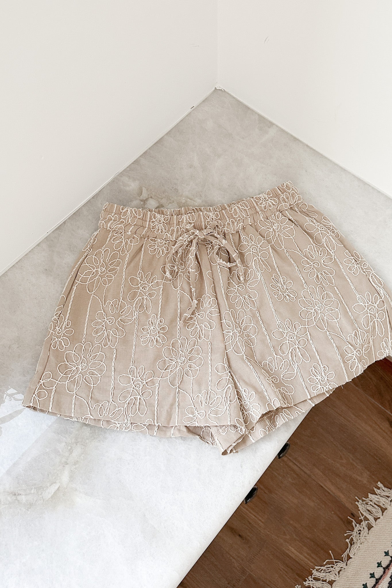 Maui Floral Embroidered Shorts - Neutral Ground