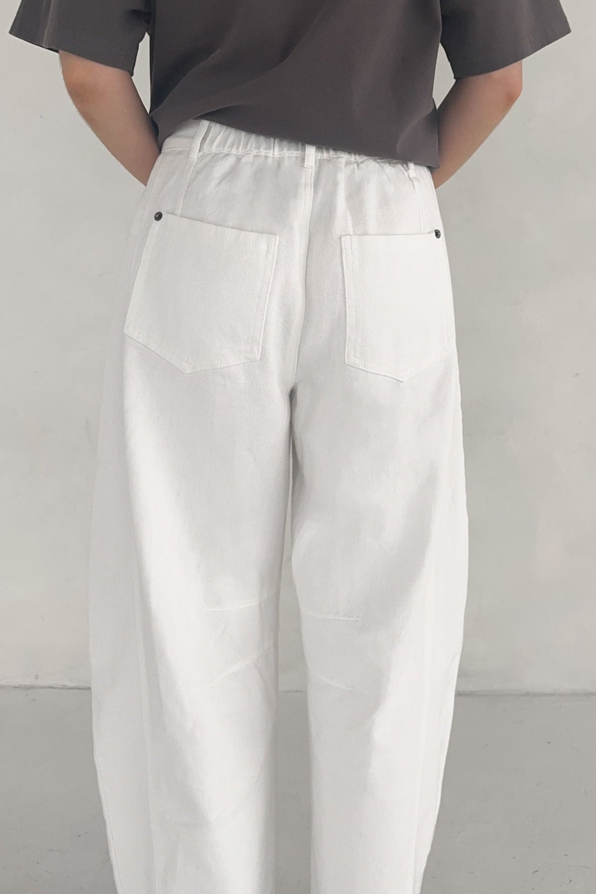 Nora Lightweight Cotton Barrel Jeans - Neutral Ground