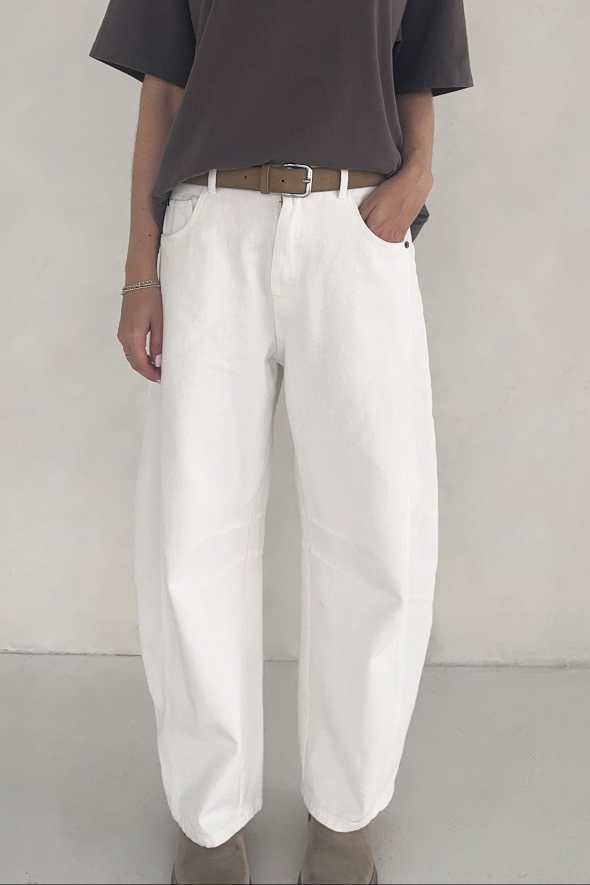 Nora Lightweight Cotton Barrel Jeans - Neutral Ground