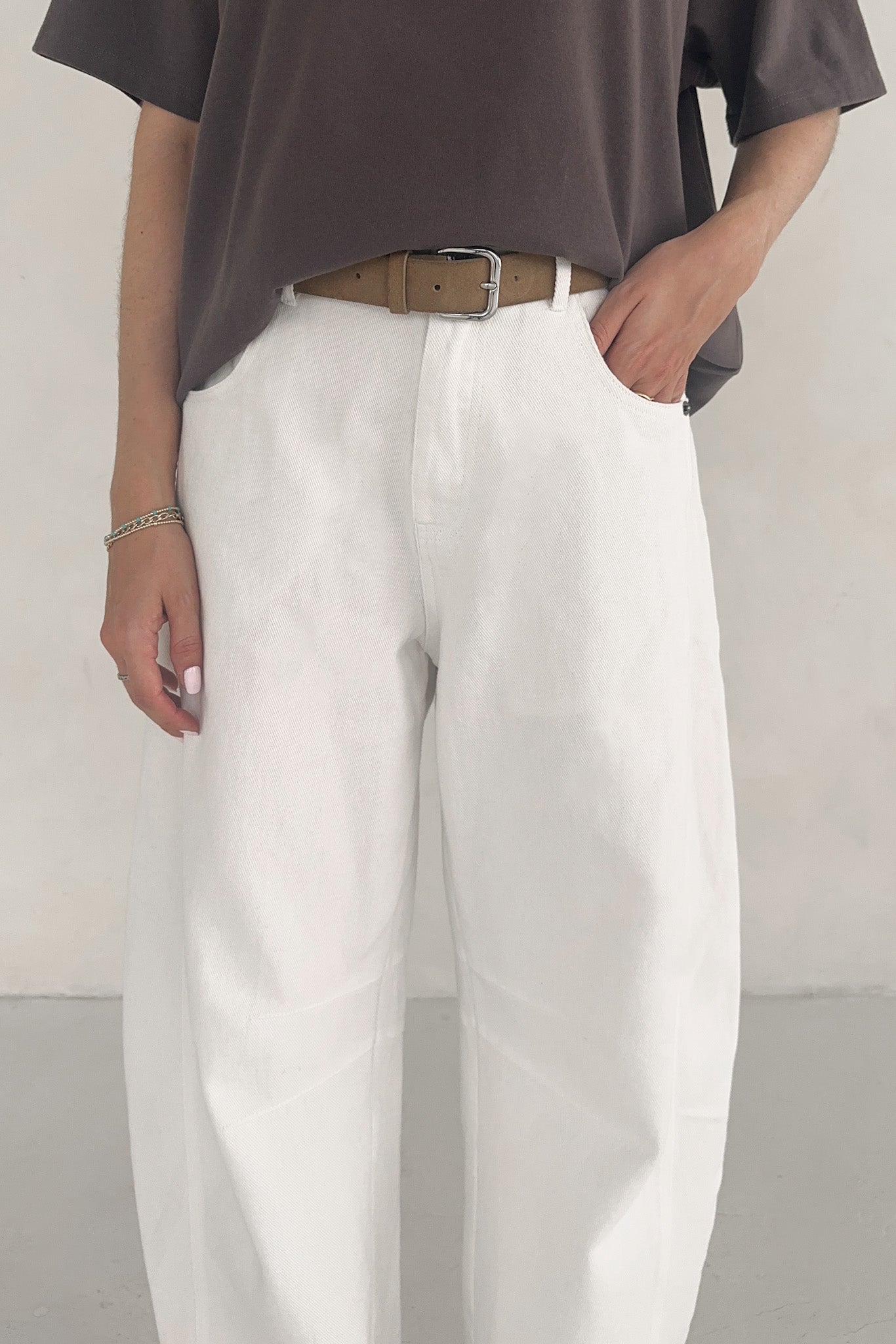 Nora Lightweight Cotton Barrel Jeans - Neutral Ground