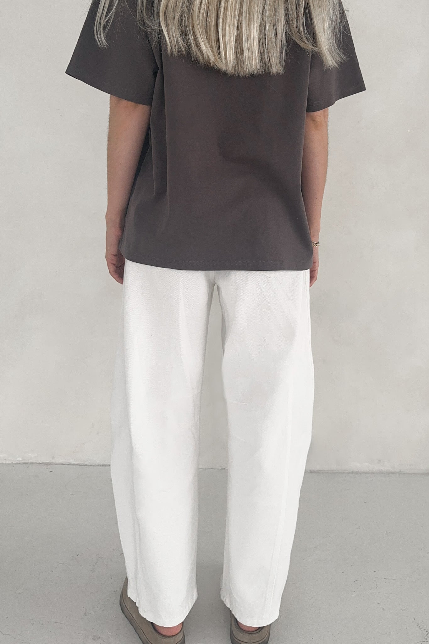 Nora Lightweight Cotton Barrel Jeans - Neutral Ground