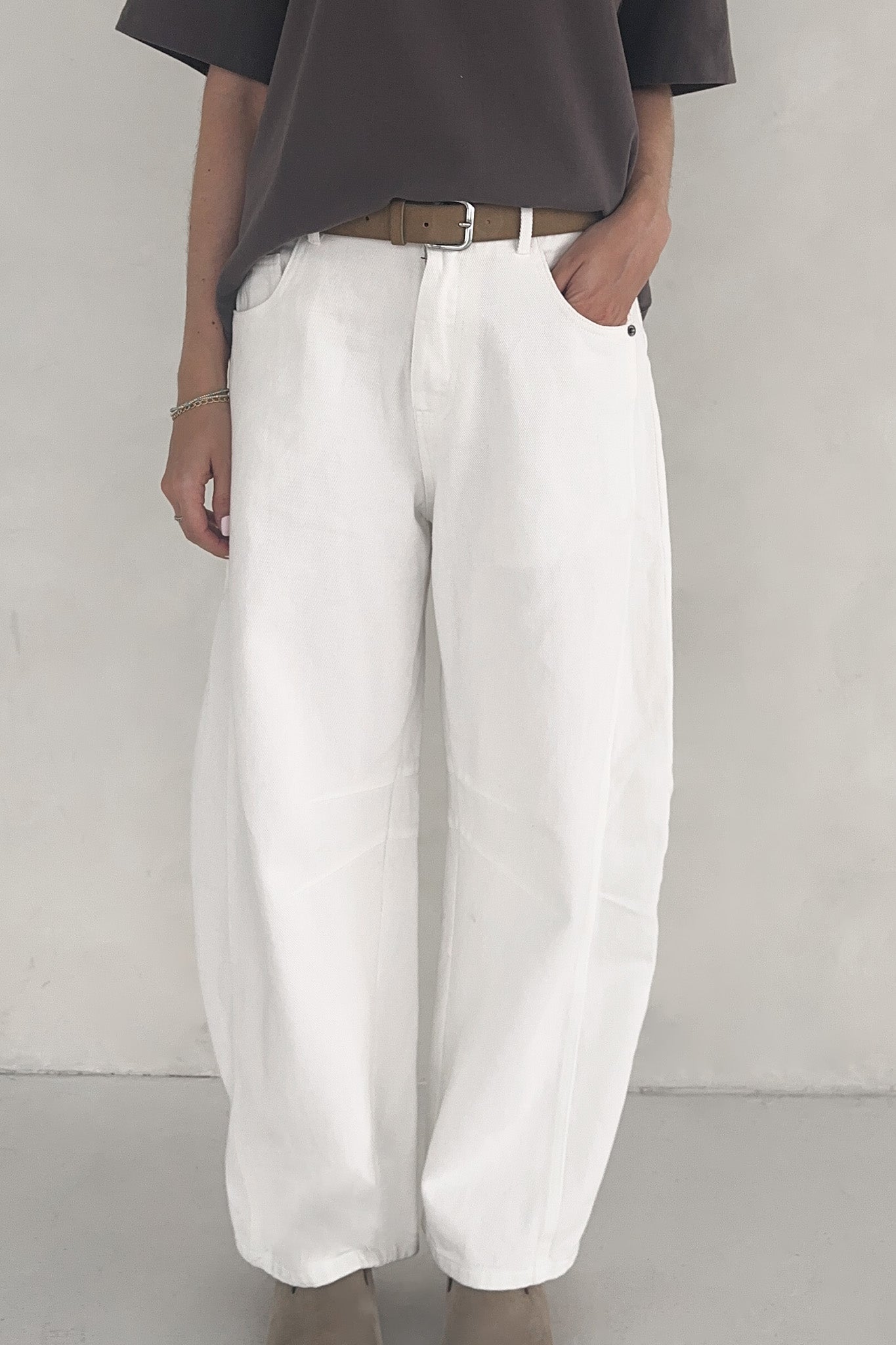 Nora Lightweight Cotton Barrel Jeans - Neutral Ground