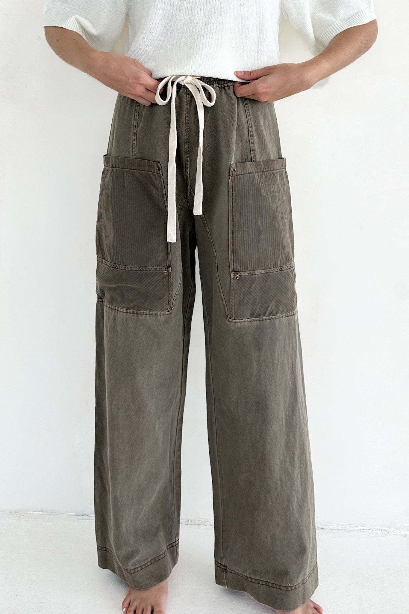 Foundry Patch Pocket Cotton Pants in Moss - Neutral Ground