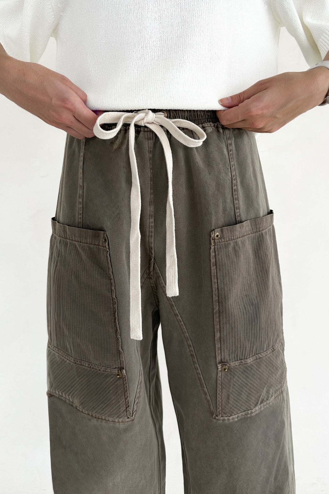 Foundry Patch Pocket Cotton Pants in Moss - Neutral Ground