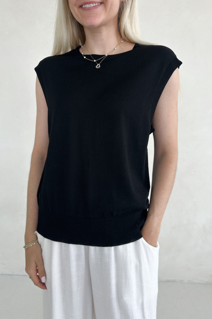 Lainey Lightweight Cashmere Relaxed Top in Black - Neutral Ground