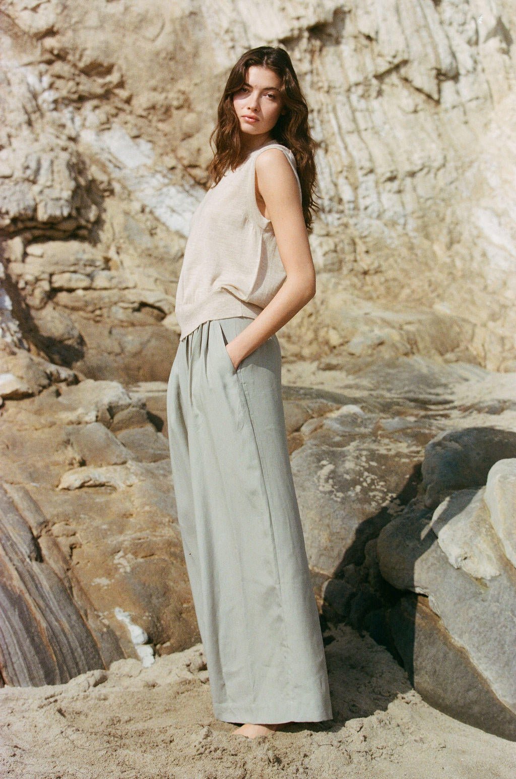 Lainey Lightweight Cashmere Relaxed Top in Taupe - Neutral Ground