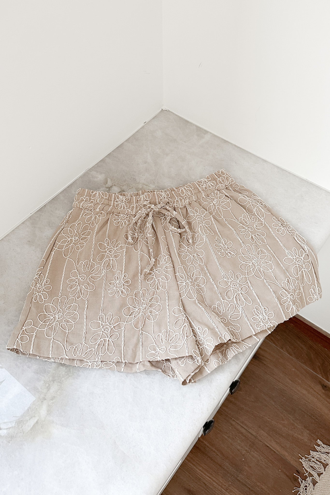 Maui Floral Embroidered Shorts - Neutral Ground