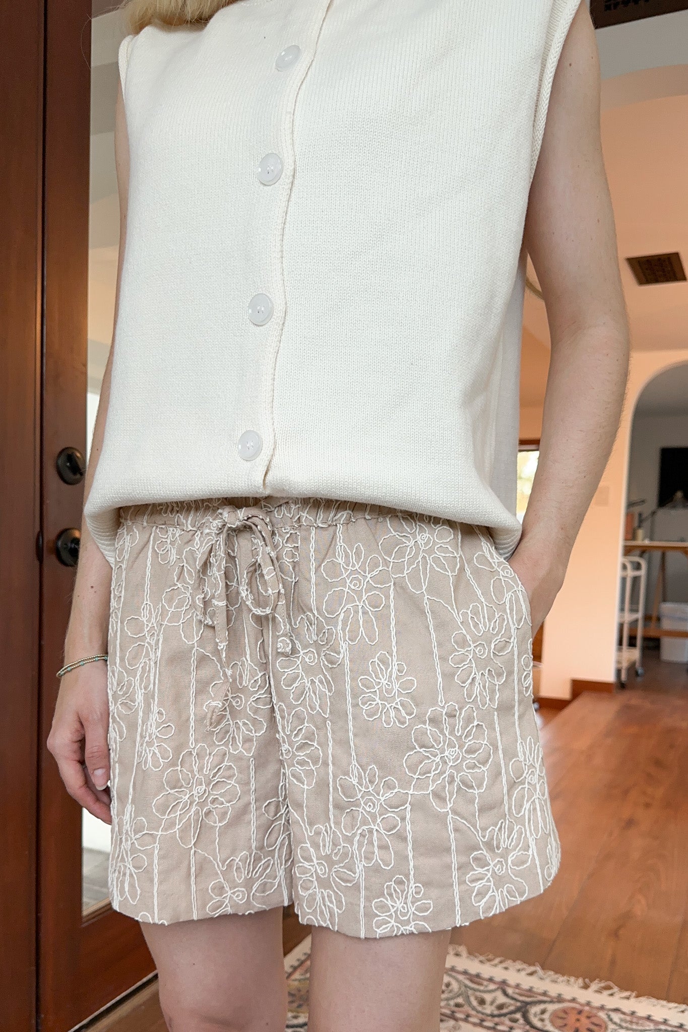 Maui Floral Embroidered Shorts - Neutral Ground